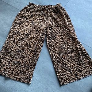Art class wide leg size medium